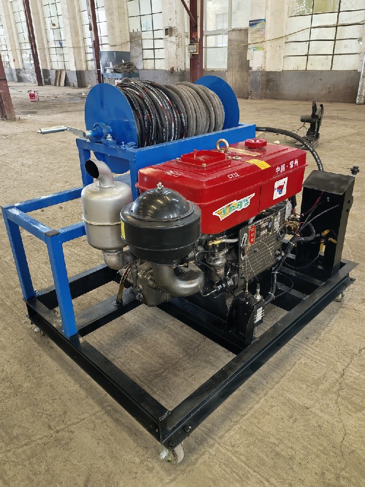 High-pressure cleaning equipment is used to clean heating pipelines