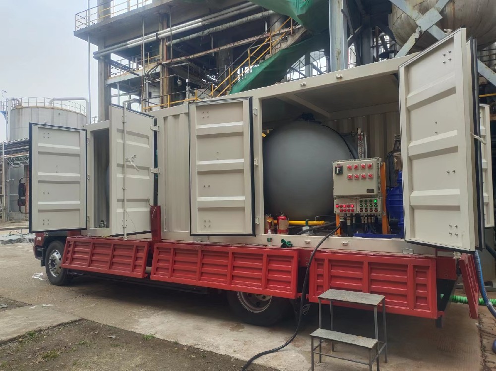 High-pressure cleaning equipment can effectively remove oil stains and impurities from the interior of tank trucks